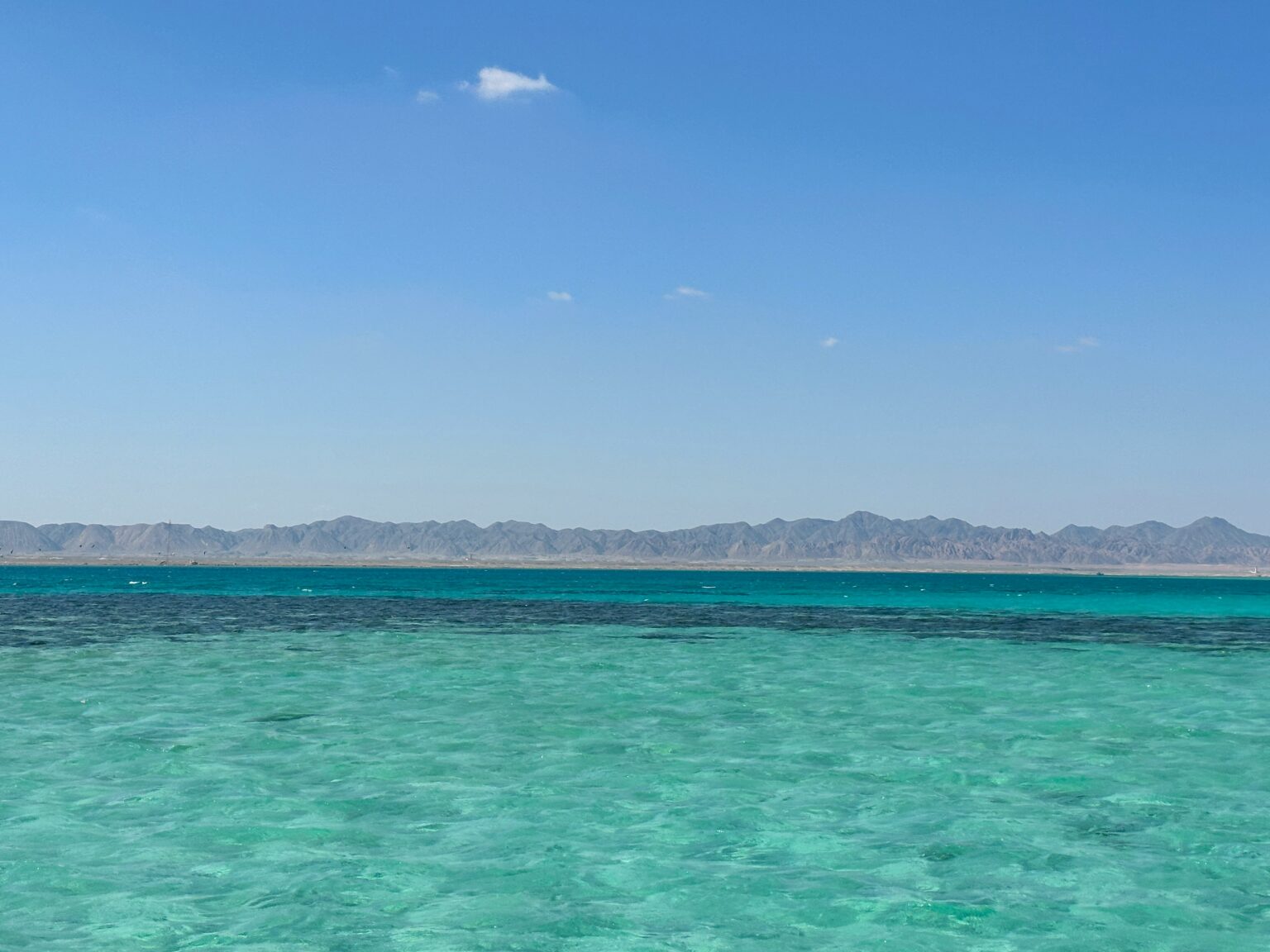 Fujairah International Airport (FJR / OMFJ): red Sea lagoon and desert hills at El Gouna