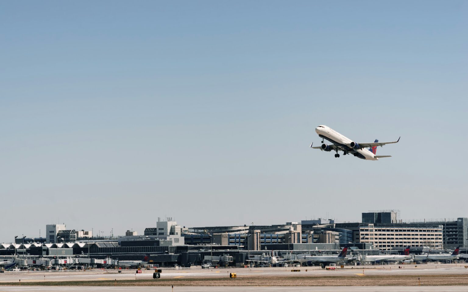 Arlington Municipal Airport (GKY / KGKY): aircraft taking off past the terminal buildings and control tower